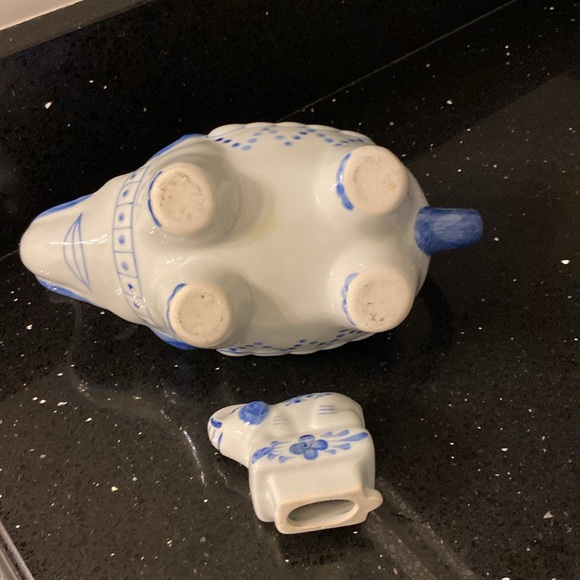 Elephant and Baby: Blue and White Floral Teapot Ceramic & Lid Vintage, Farmhouse - Picture 9 of 13